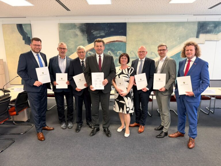 Mehr über den Artikel erfahren Start der Initiative Bürgerarbeit: Unterzeichnung einer gemeinsamen Vereinbarung für mehr Teilhabe, Integration und Beschäftigung